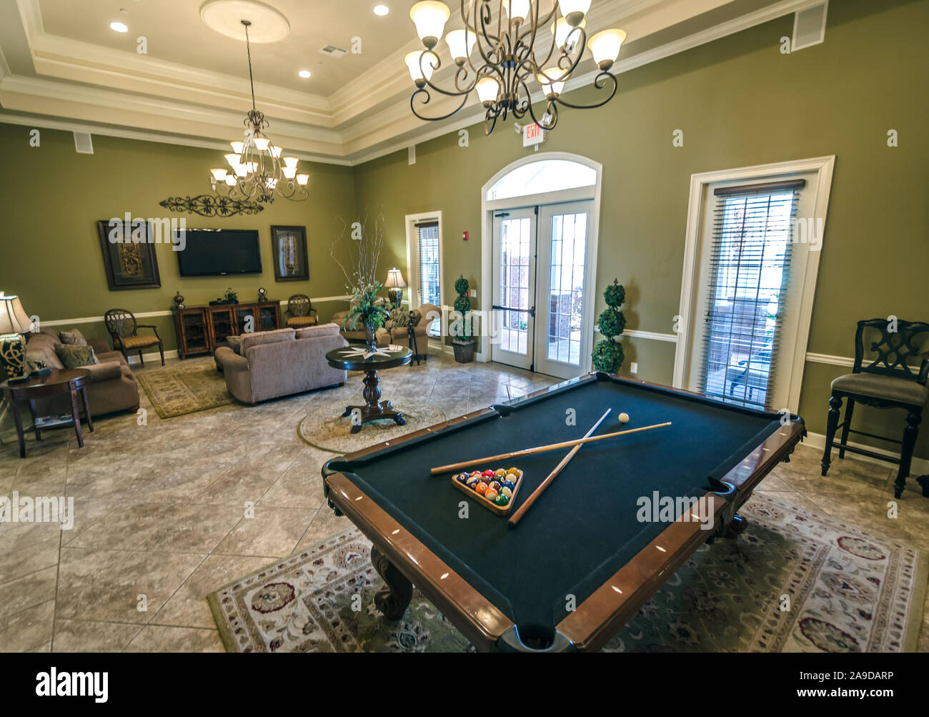 Das Clubhaus verfügt über einen Billardtisch im Cypress Cove Apartment Wohnungen in Mobile, Alabama. Der Apartmentkomplex ist im Besitz von Sealy betrieben. Stockfoto