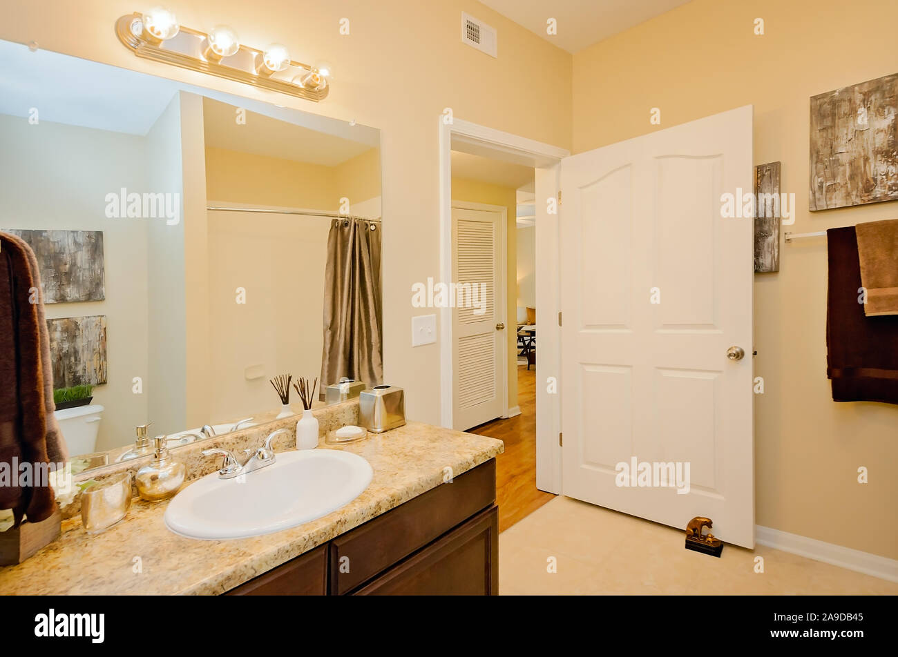 Ein Gäste-WC ist im Cypress Cove Apartment Wohnungen in Mobile, Alabama. Der Apartmentkomplex ist im Besitz von Sealy Management betrieben. Stockfoto