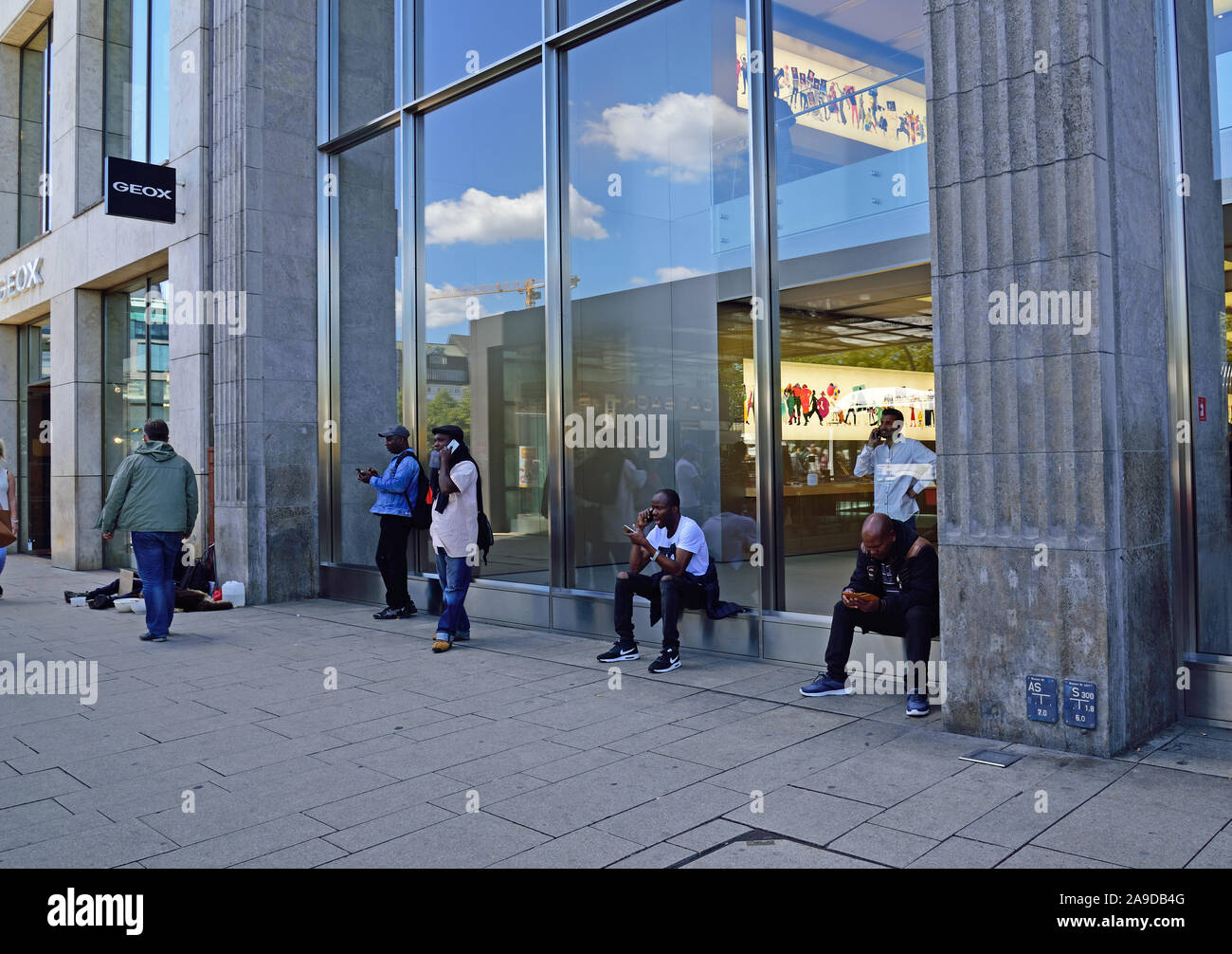 Europa, Deutschland, Hamburg Metropolitan Region, Stadt, Jungfernstieg,  Eingang Apple Store, Benutzer von Mobiltelefonen, WLAN Empfang  Stockfotografie - Alamy