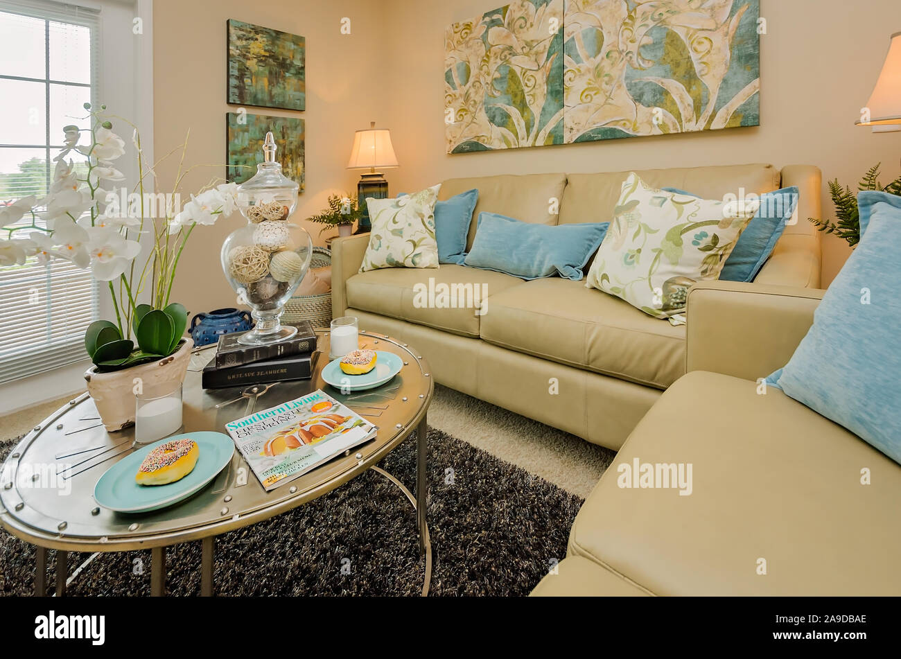 Das Wohnzimmer ist im Cypress Cove Apartment Wohnungen in Mobile, Alabama. Der Apartmentkomplex ist im Besitz von Sealy Management betrieben. Stockfoto