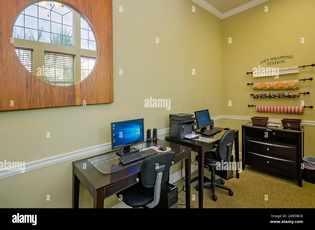 Das Clubhaus verfügt über ein Business-Center mit Computern und einem geschenkverpackung Station für Bewohner am Cypress Cove Apartment Wohnungen in Mobile, Alabama. Stockfoto