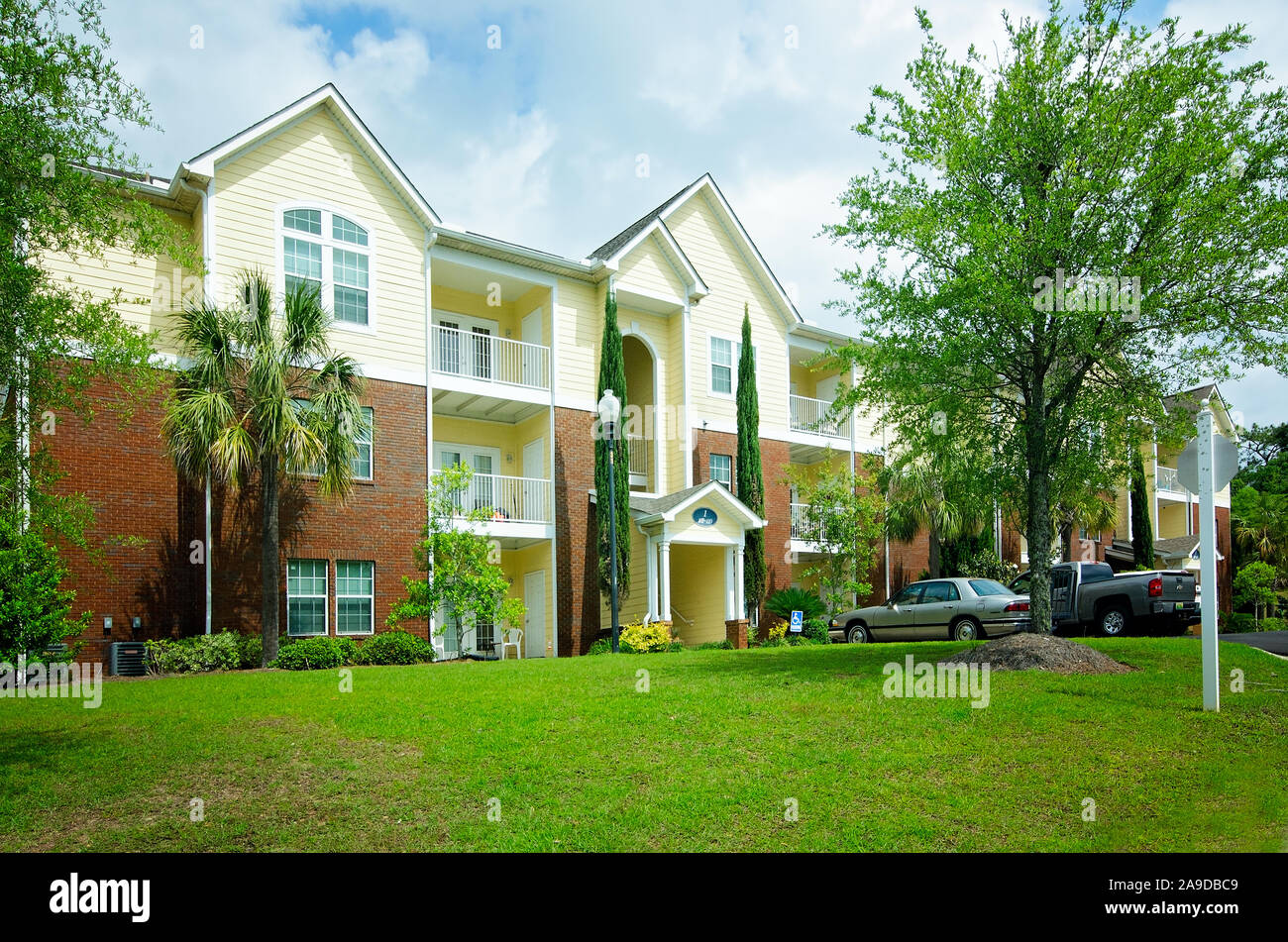 Apartment Gebäude sind im Cypress Cove Apartment Wohnungen in Mobile, Alabama. Der Apartmentkomplex ist im Besitz von Sealy Management betrieben. Stockfoto