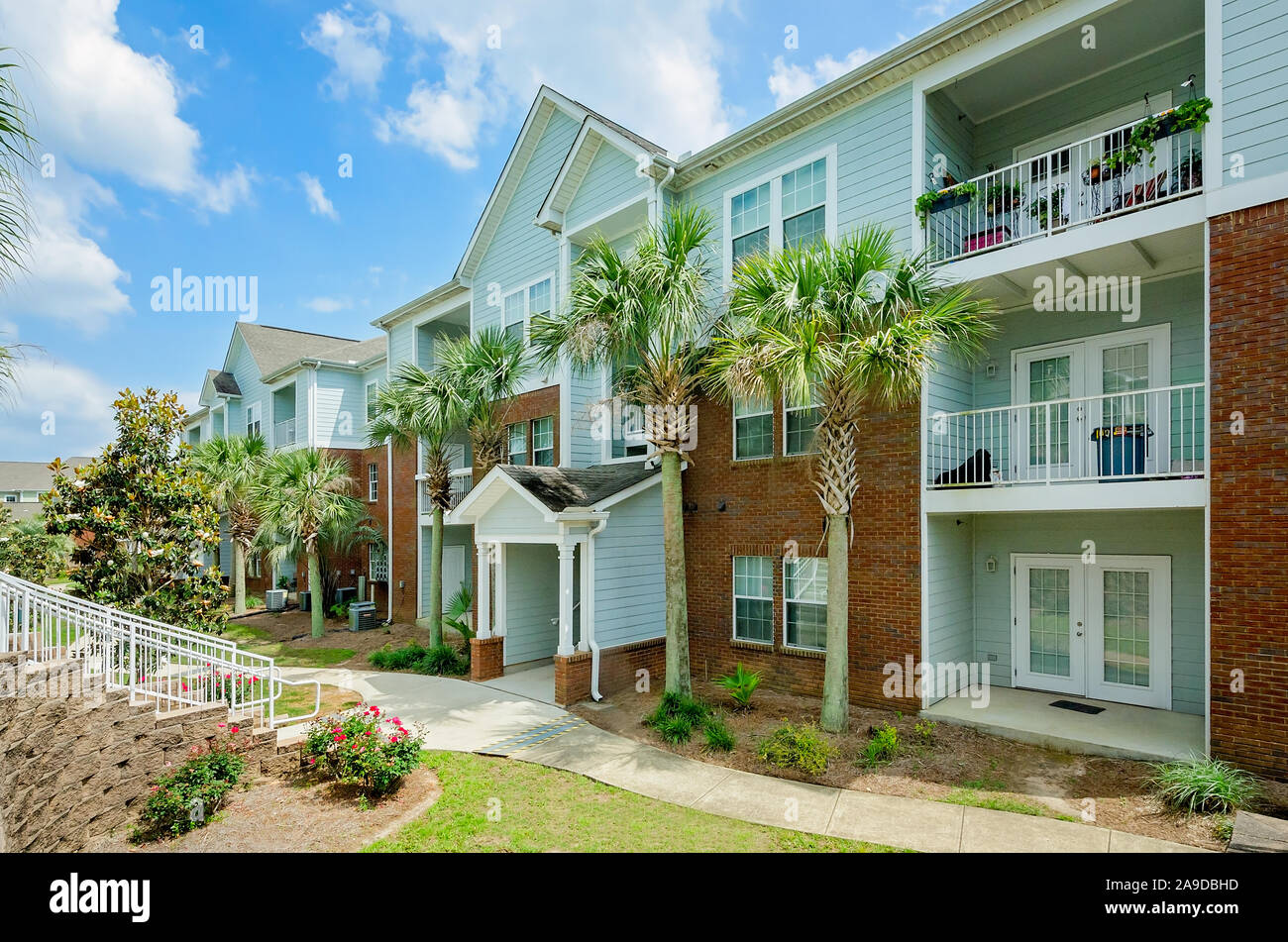 Apartment Gebäude sind im Cypress Cove Apartment Wohnungen in Mobile, Alabama. Der Apartmentkomplex ist im Besitz von Sealy Management betrieben. Stockfoto