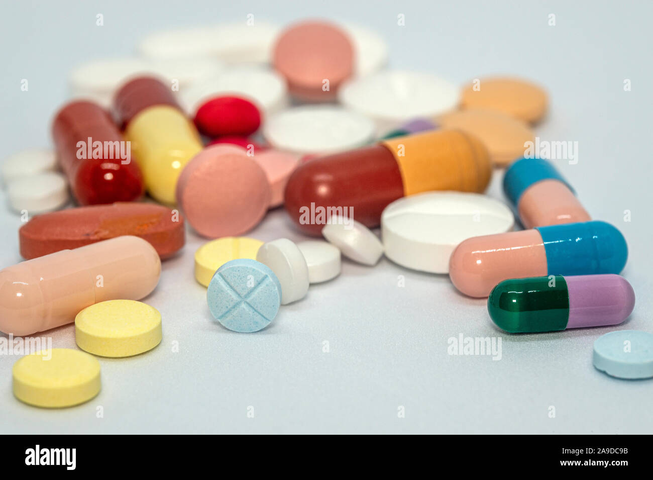 Coloful medizinische Pillen und capsuels auf weißem Hintergrund. Stockfoto