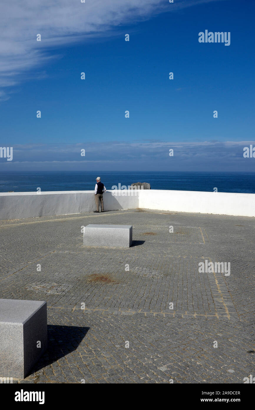 Aussichtspunkt in Odeceixe, Rentner mit Blick auf das Meer Stockfoto