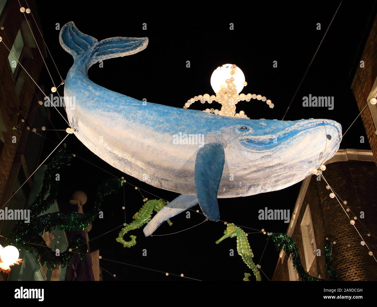 London, Großbritannien. 14 Nov, 2019. Ein Blick auf die dir London iconic Carnaby Street Weihnachtsbeleuchtung eingeschaltet. Weihnachtsbeleuchtung sind in diesem Jahr die Differenz mit einer Meldung, die in Zusammenarbeit mit dem Project Zero, haben Sie recycelte Materialien verwendet, um eine Vielzahl von gefährdeten undersea Kreaturen zu erstellen Bereiche unserer Ozeane zu den meisten in der Notwendigkeit der Erhaltung zu markieren. Credit: Keith Mayhew/SOPA Images/ZUMA Draht/Alamy leben Nachrichten Stockfoto