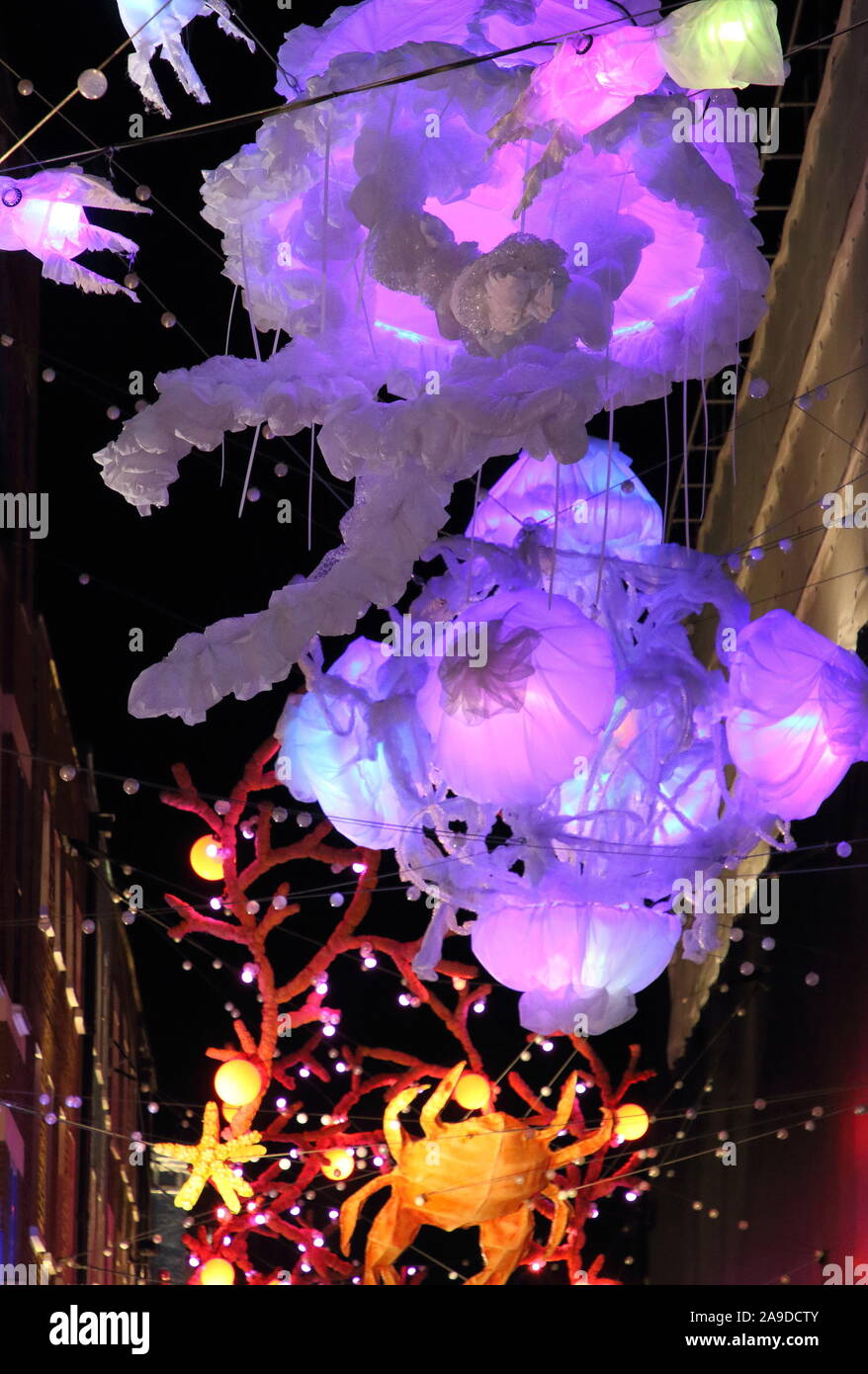 London, Großbritannien. 14 Nov, 2019. Ein Blick auf die dir London iconic Carnaby Street Weihnachtsbeleuchtung eingeschaltet. Weihnachtsbeleuchtung sind in diesem Jahr die Differenz mit einer Meldung, die in Zusammenarbeit mit dem Project Zero, haben Sie recycelte Materialien verwendet, um eine Vielzahl von gefährdeten undersea Kreaturen zu erstellen Bereiche unserer Ozeane zu den meisten in der Notwendigkeit der Erhaltung zu markieren. Credit: Keith Mayhew/SOPA Images/ZUMA Draht/Alamy leben Nachrichten Stockfoto