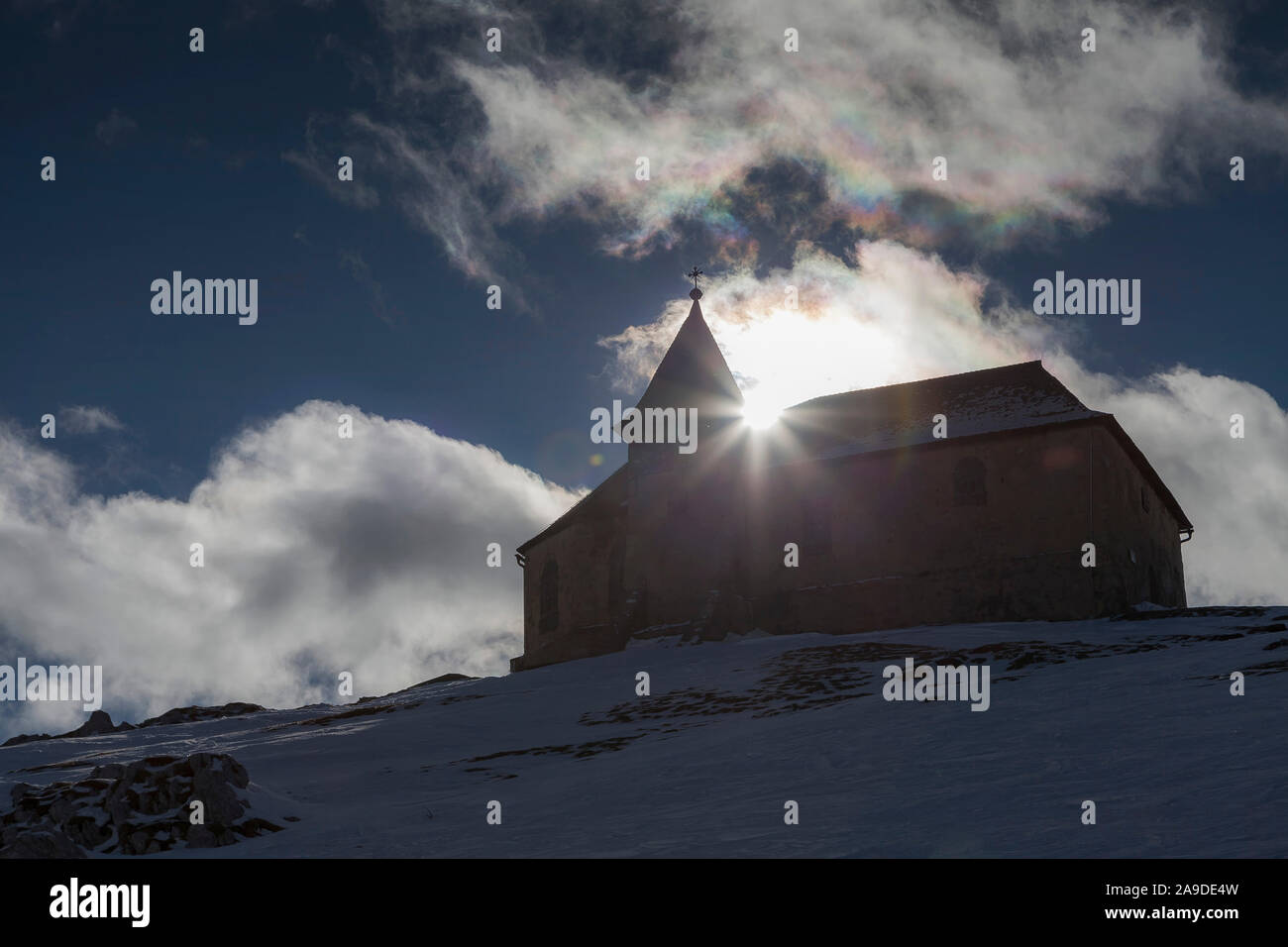 Winterlandschaft in Kärnten, Kirche in der Hintergrundbeleuchtung Stockfoto