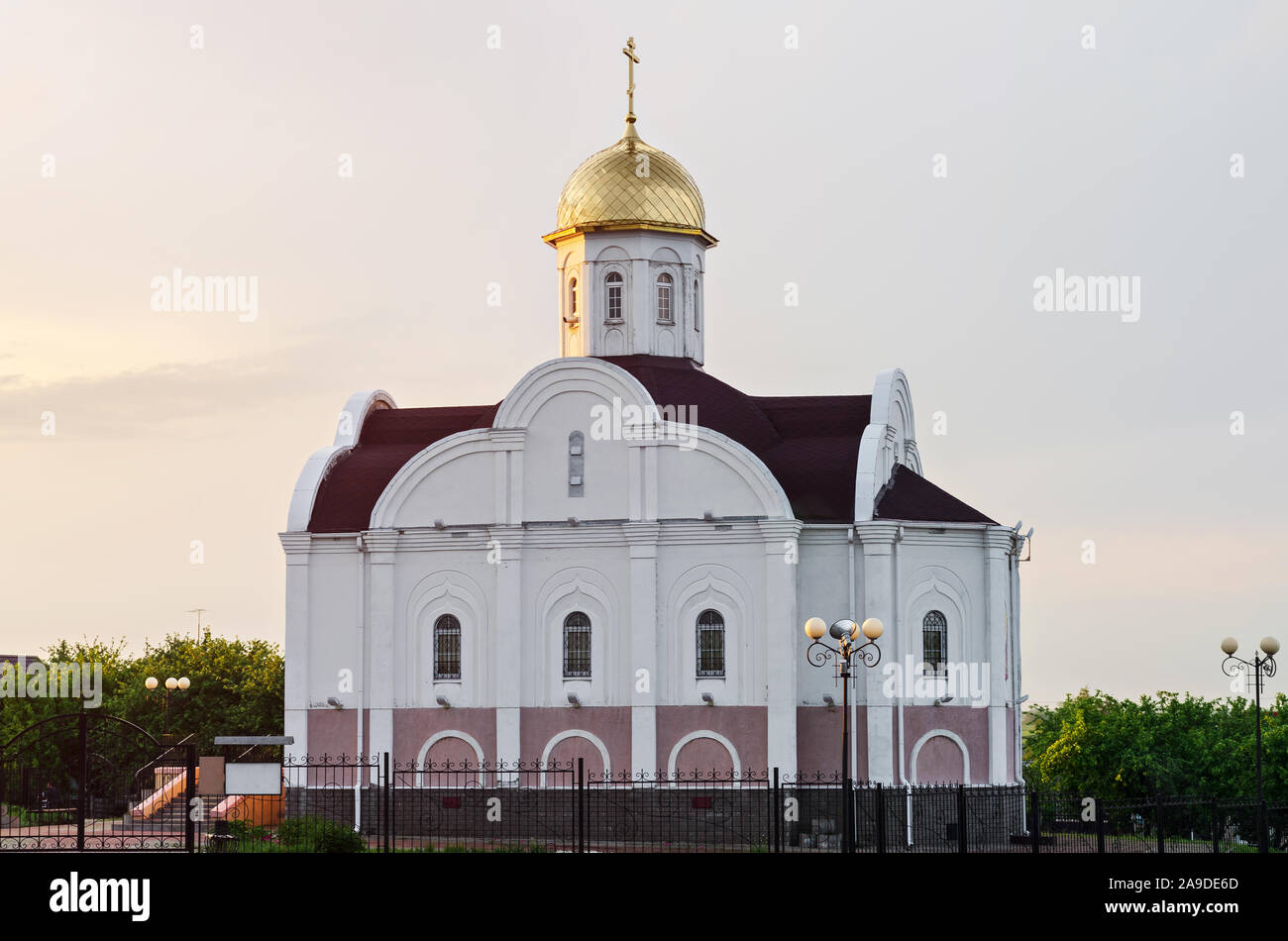 Schöne Kirche bei Sonnenuntergang, in der Region Belgorod in Russland. Stockfoto