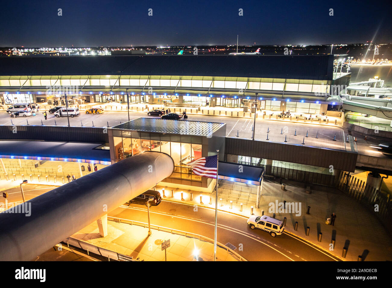 NEW YORK CITY - 20. SEPTEMBER 2019: View form Kennedy Airport mit Terminal in Aussicht nachts mit Beleuchtung gesehen Stockfoto