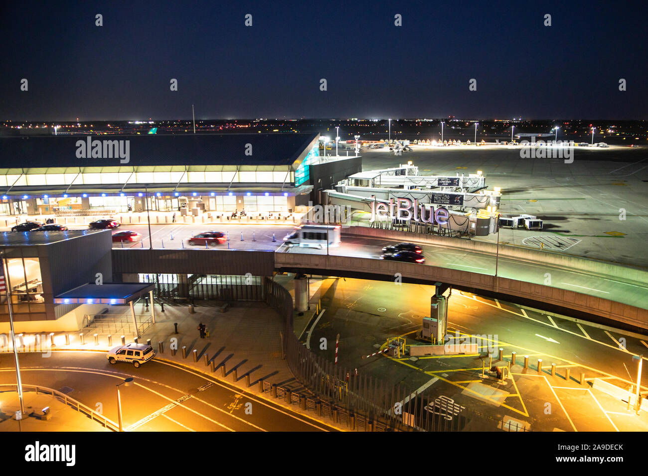 NEW YORK CITY - 20. SEPTEMBER 2019: View form Kennedy Airport mit Terminal in Aussicht nachts mit Beleuchtung gesehen Stockfoto