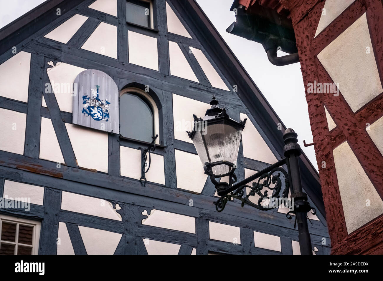 Typische Fachwerkhaus Fassade in Seligenstadt, bemalten hölzernen Fensterläden Stockfoto