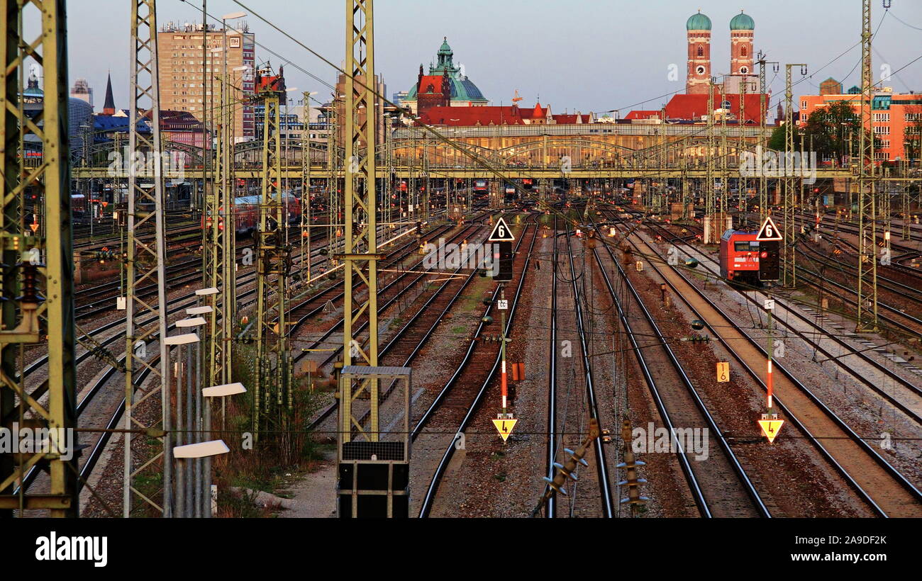 Blick auf die Gleise am Hauptbahnhof und der Frauenkirche, München, Oberbayern, Bayern, Deutschland Stockfoto