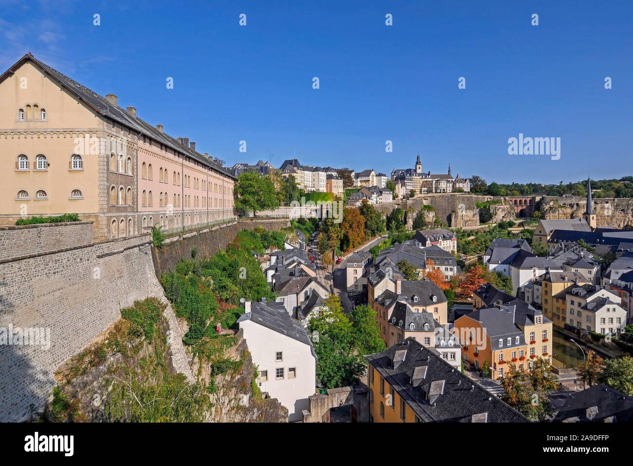 Blick von der Oberstadt in die Unterstadt Grund im Alzette-tal die Stadt Luxemburg, Großherzogtum Luxemburg Stockfoto