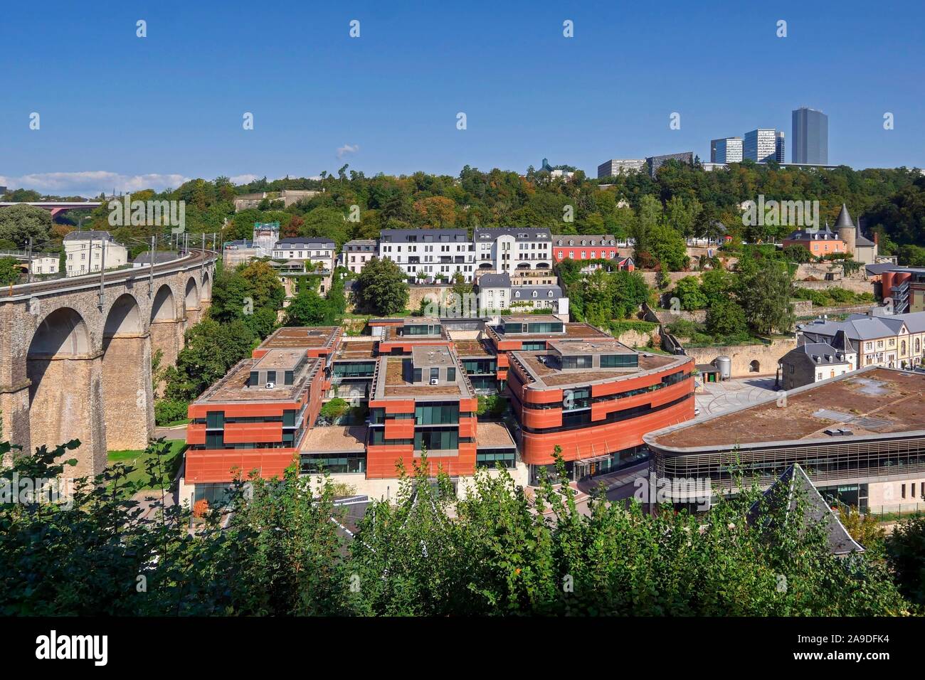 Eisenbahn Viaduct und Amazon EU-Zentrale in Clausen, und Blick auf Kirchberg, Luxemburg, Großherzogtum Luxemburg Stockfoto