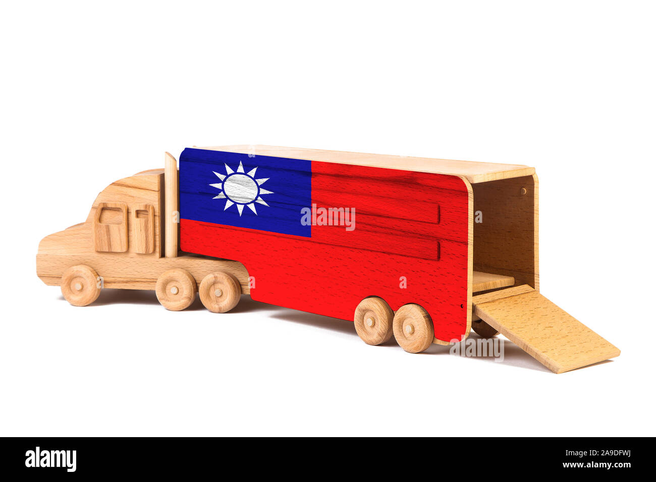 Nahaufnahme einer Holz Spielzeug-LKW mit einem gemalten Flagge Taiwan. Das Konzept der export-import, Transport, die Lieferung von Waren Stockfoto
