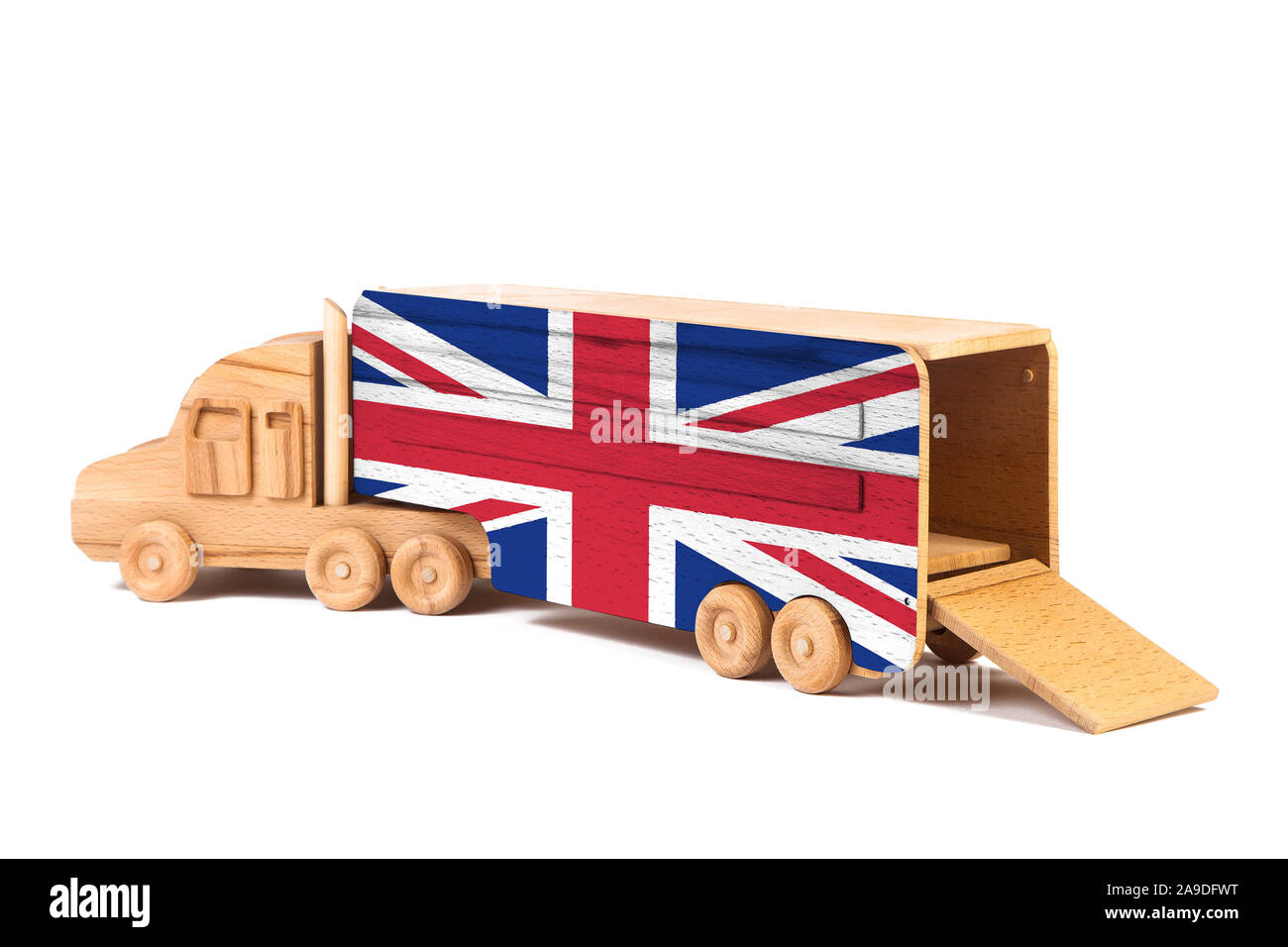 Nahaufnahme einer Holz Spielzeug-LKW mit einem gemalten Flagge Großbritannien. Das Konzept der export-import, Transport, die Lieferung von Waren Stockfoto
