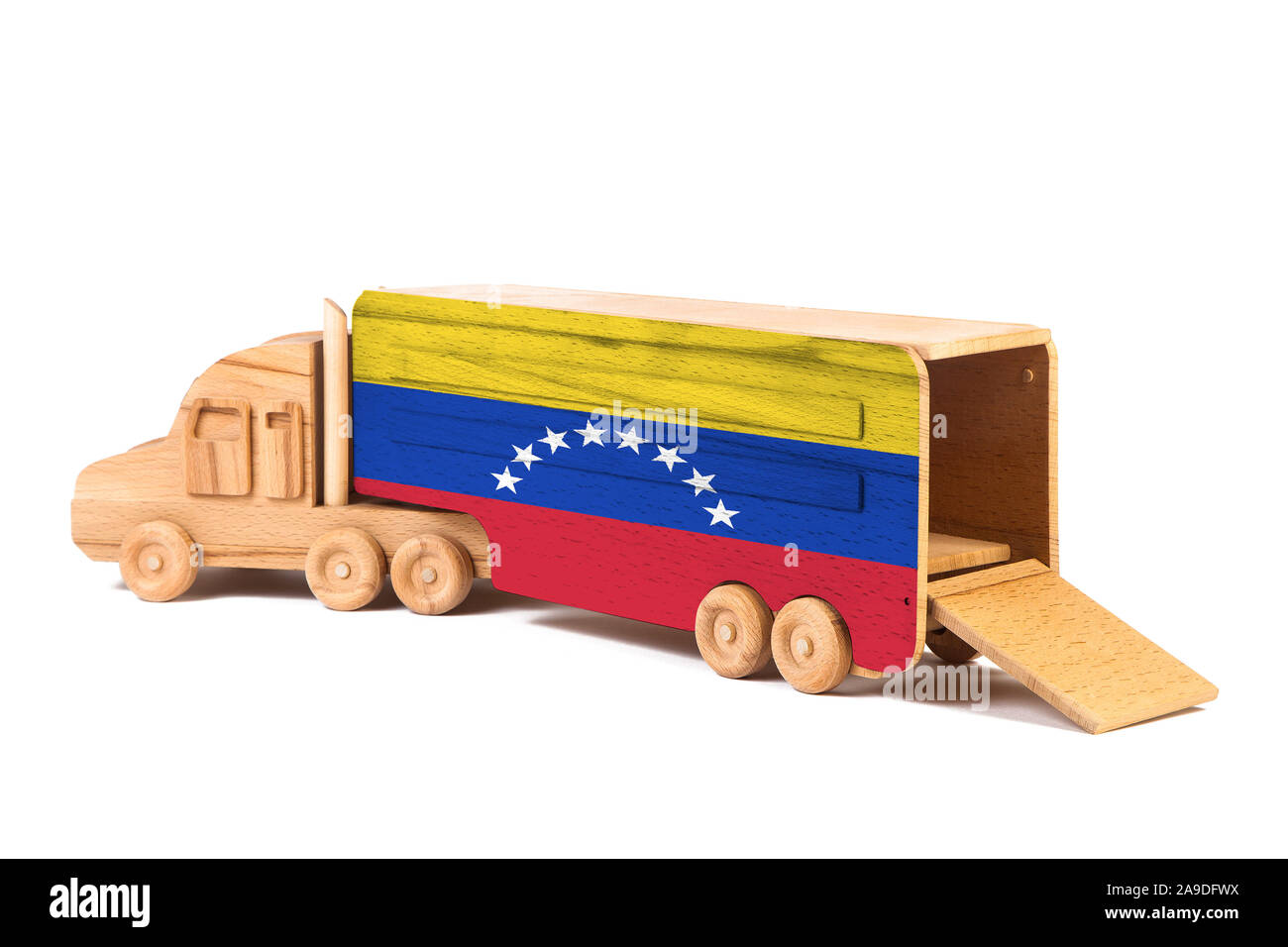 Nahaufnahme einer Holz Spielzeug-LKW mit einem gemalten Flagge Venezuela. Das Konzept der export-import, Transport, die Lieferung von Waren Stockfoto