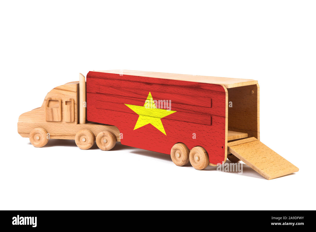 Nahaufnahme einer Holz Spielzeug-LKW mit einem gemalten Flagge Vietnam. Das Konzept der export-import, Transport, die Lieferung von Waren Stockfoto