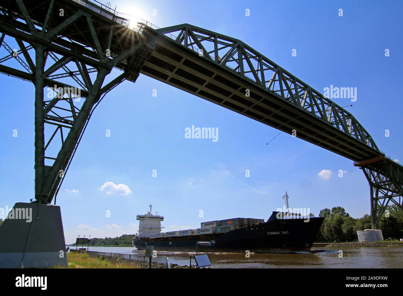 Containerschiff unter Eisenbahnbrücke Hochdonn am Nord-Ostsee-Kanal, Schleswig-Holstein, Deutschland Stockfoto