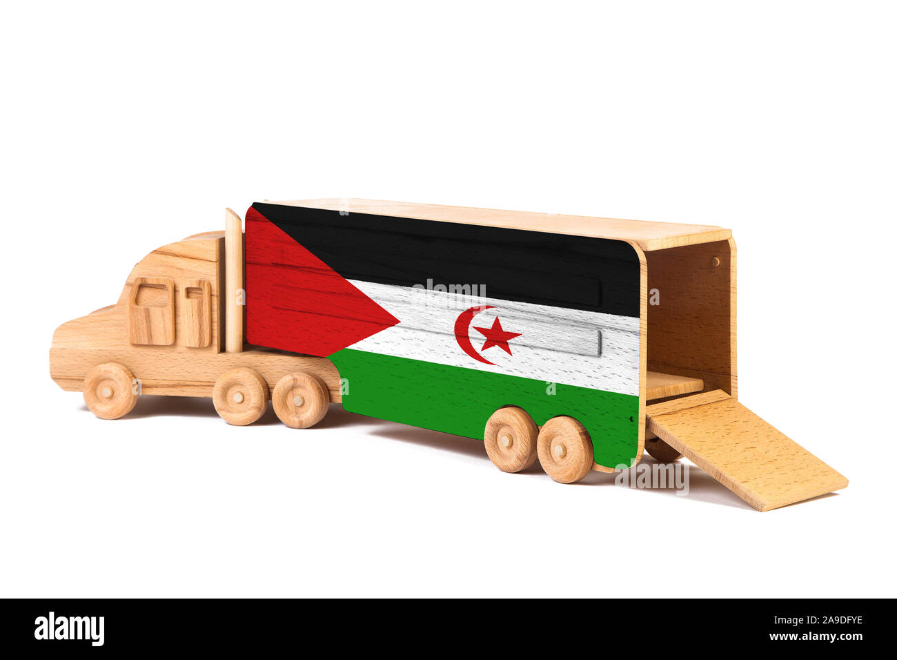 Nahaufnahme einer Holz Spielzeug-LKW mit einem gemalten Nationalflagge West Sahara. Das Konzept der export-import, Transport, die Lieferung von Waren Stockfoto