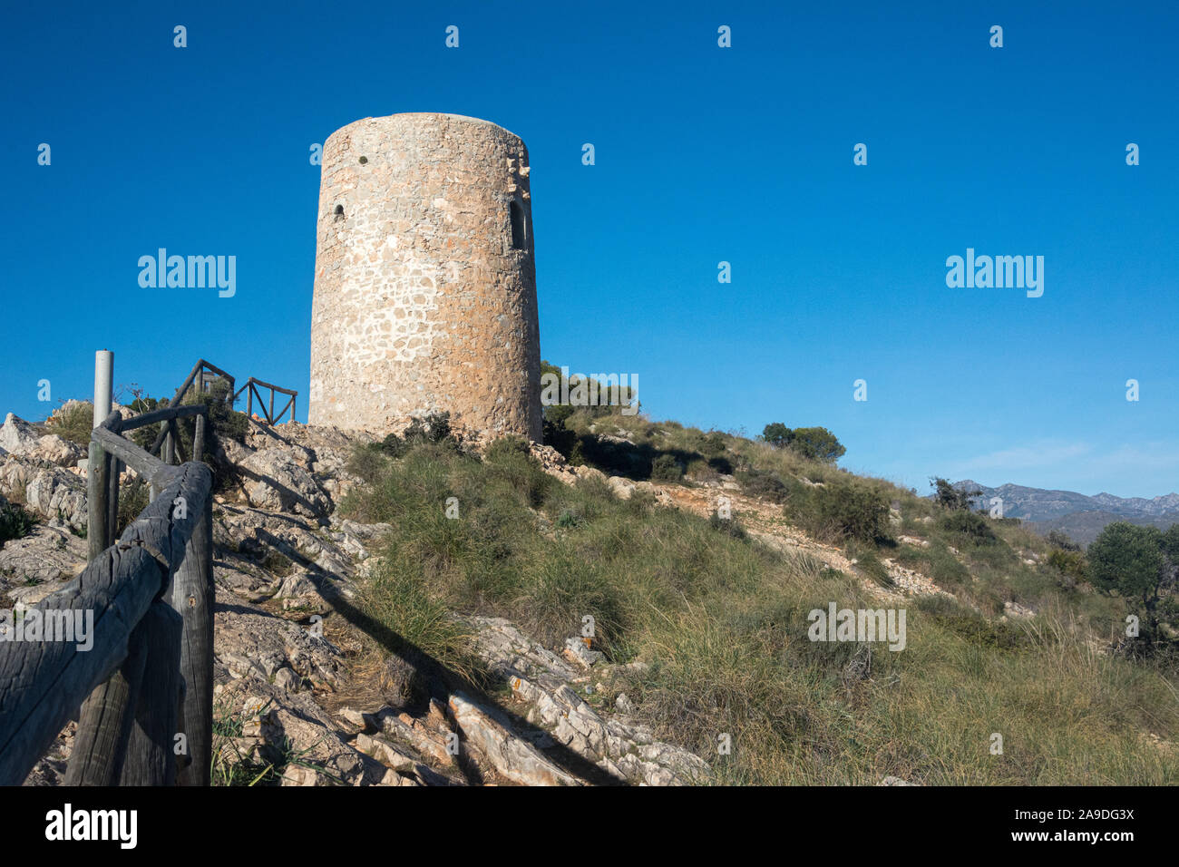 Cerro Gordo Wachtturm, La Herradura, Spanien. Stockfoto