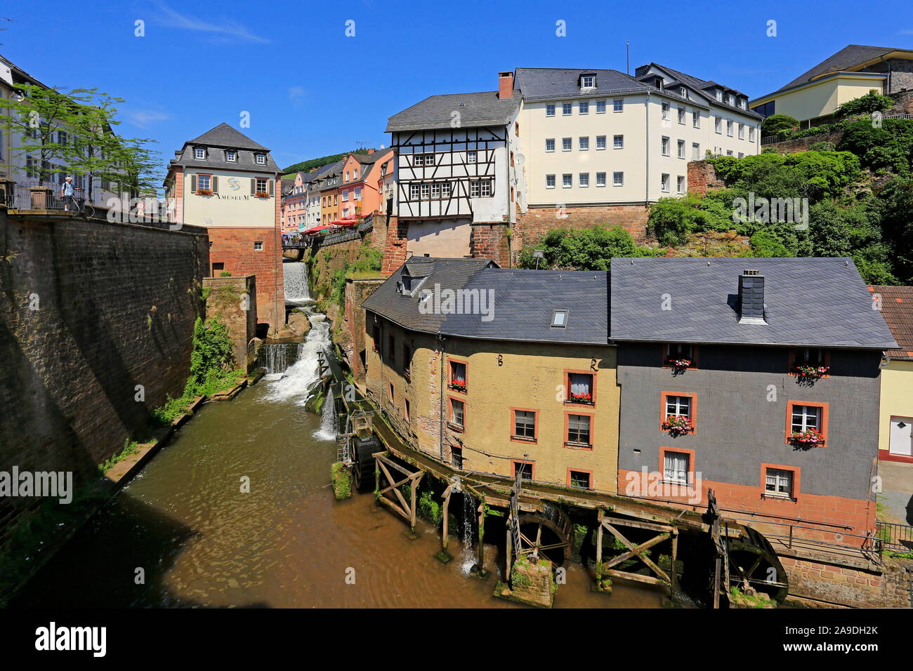 Amüseum Leuckbach mit Wasserfall und Hackenberg Mühle, Saarburg an der Saar, Rheinland-Pfalz, Deutschland Stockfoto