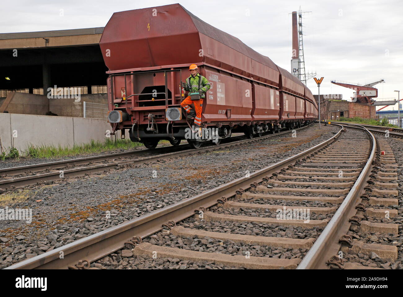 Überbrückung der Eisenbahn im Duisburger Hafen, Duisburg, Nordrhein-Westfalen, Deutschland Stockfoto