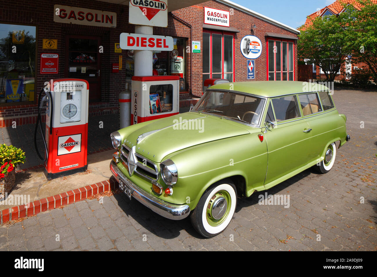 Borgward Oldtimer, alte Zapfsäule an der Tankstelle, Bruchhausen-Vilsen, Niedersachsen, Deutschland, Europa Stockfoto