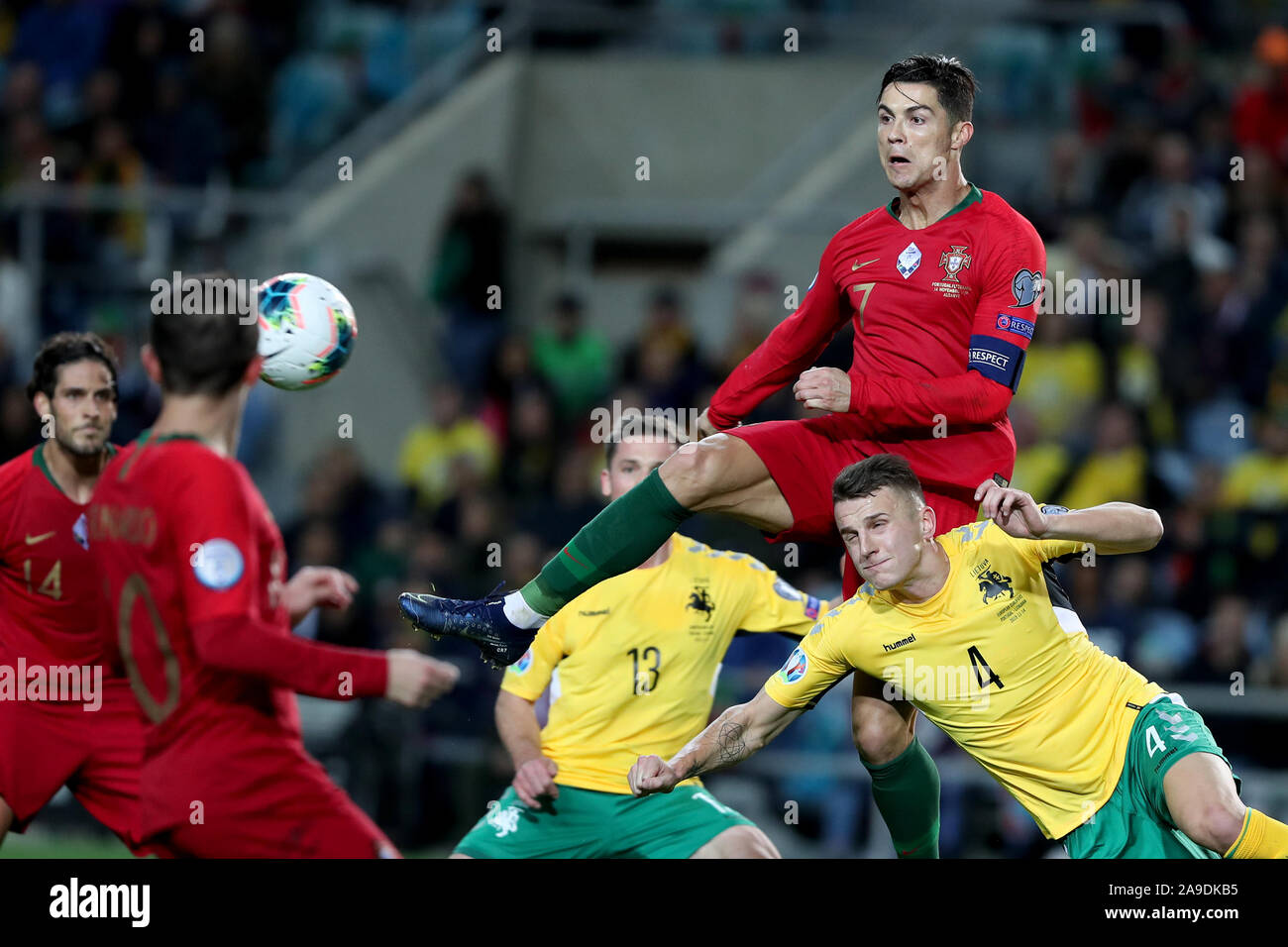 Faro, Portugal. 14 Nov, 2019. Cristiano Ronaldo (Oben) von Portugal konkurriert bei der Gruppe B Spiel gegen Litauen bei der UEFA Euro Qualifier 2020 an der Algarve Stadion in Faro, Portugal, Nov. 14, 2019. Credit: Pedro Fiuza/Xinhua/Alamy leben Nachrichten Stockfoto