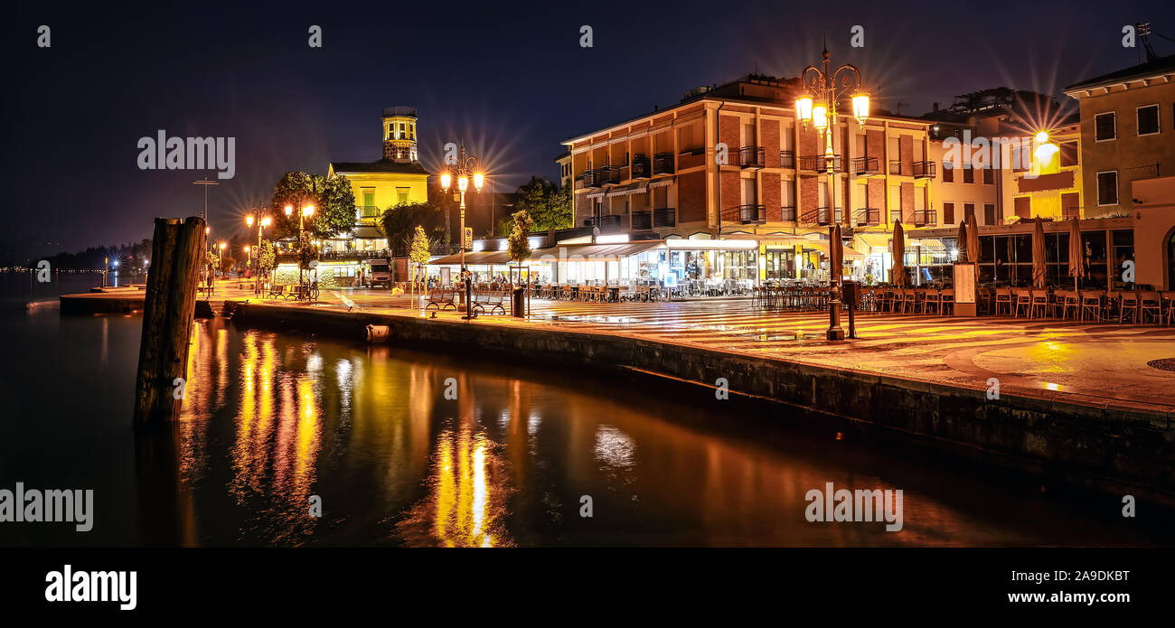 Promenade von Lazise in der Nacht. Die Stadt ist ein beliebtes Urlaubsziel in Garda Lake District. Stockfoto
