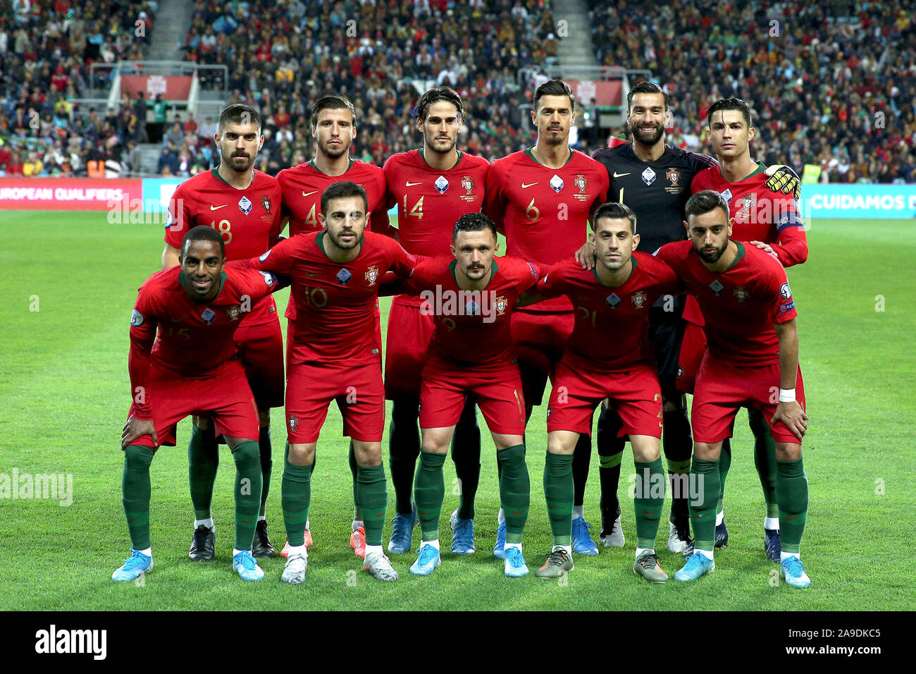 Faro, Portugal. 14 Nov, 2019. Spieler von Portugal posieren für Fotos der Gruppe vor der Gruppe B Spiel gegen Litauen bei der UEFA Euro Qualifier 2020 an der Algarve Stadion in Faro, Portugal, Nov. 14, 2019. Credit: Pedro Fiuza/Xinhua/Alamy leben Nachrichten Stockfoto