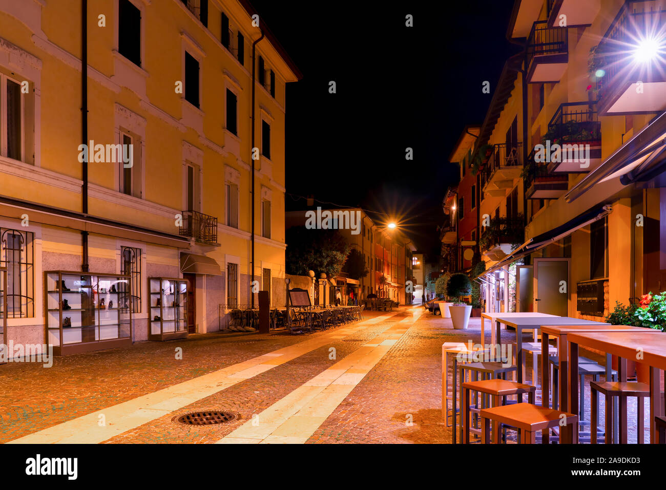 Romantische Gasse in Lazise in der Nacht Stockfoto