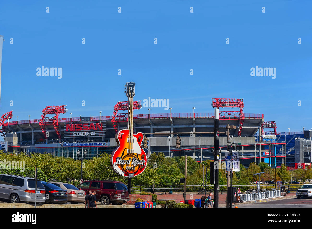 Nashville, TN, USA - 21. September 2019: Der Nissan Stadium, Heimat der Tennessee Titans, mit der Gitarre Zeichen für das Hard Rock Cafe in der forefro Stockfoto