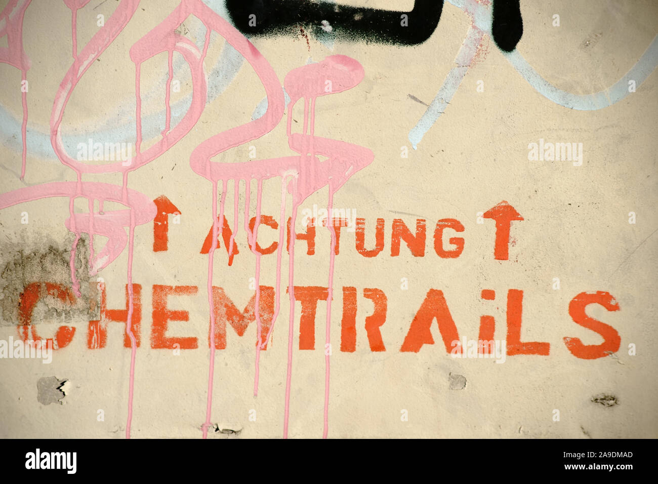 Die Verschwörungstheorie Vorsicht chemtrails gesprüht an einer Wand. Stockfoto