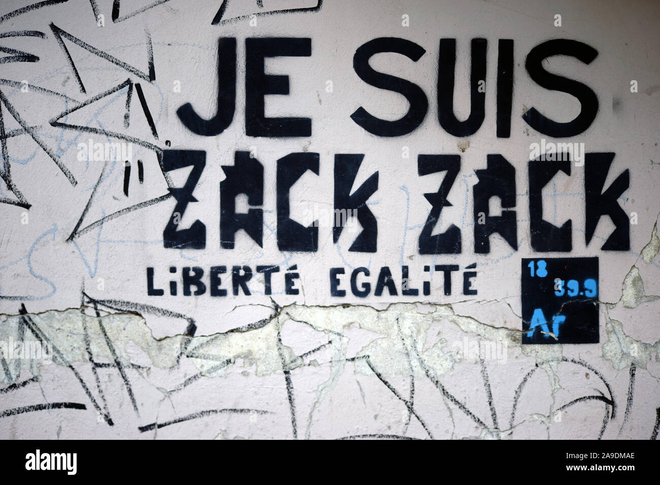 Ein französischer und politische Slogan 'Je Suis' für mehr Gleichheit und Freiheit an der Wand. Stockfoto