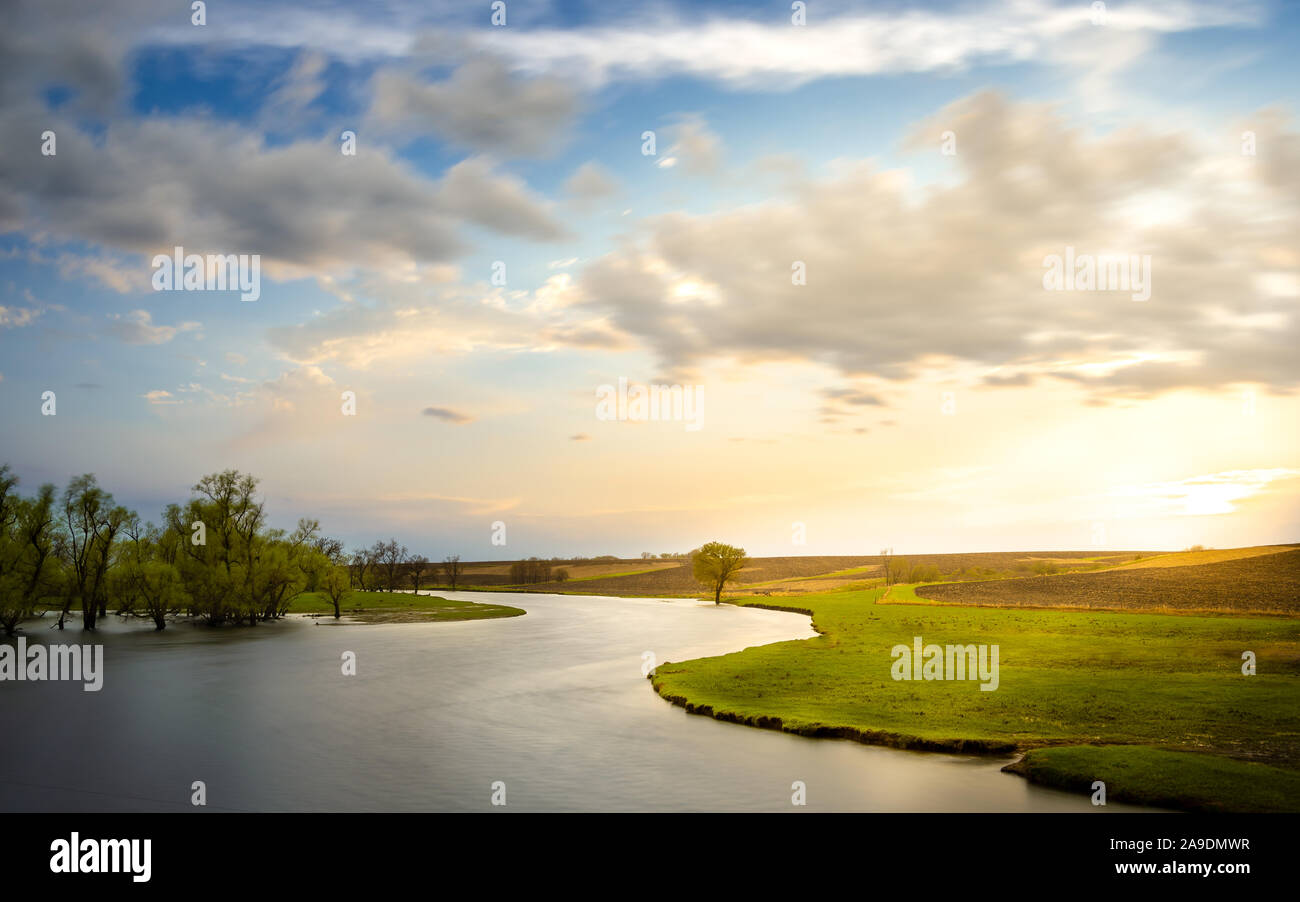 Voller Fluss Weben durch das Land in Minnesota bei Sonnenuntergang Stockfoto