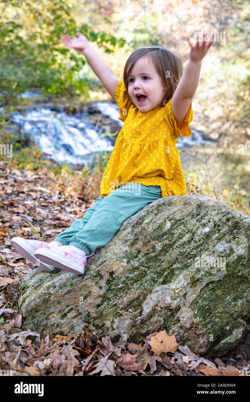 Aufgeregt Kleinkind am Wasserfall Stockfoto