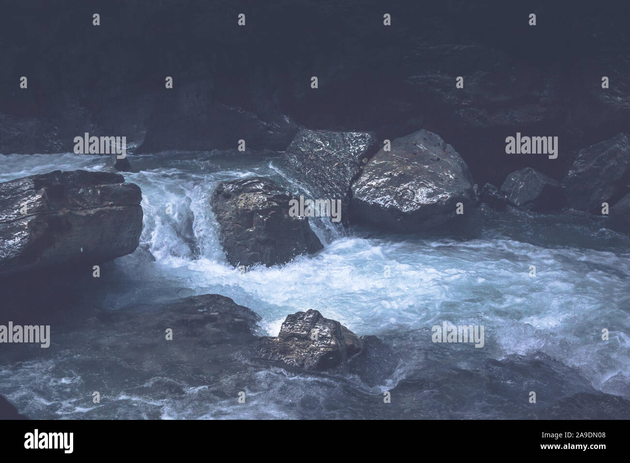 Die partnach - ein gebirgsbach fließt durch eine Schlucht in der Nähe von Garmisch-Partenkirchen. Stockfoto