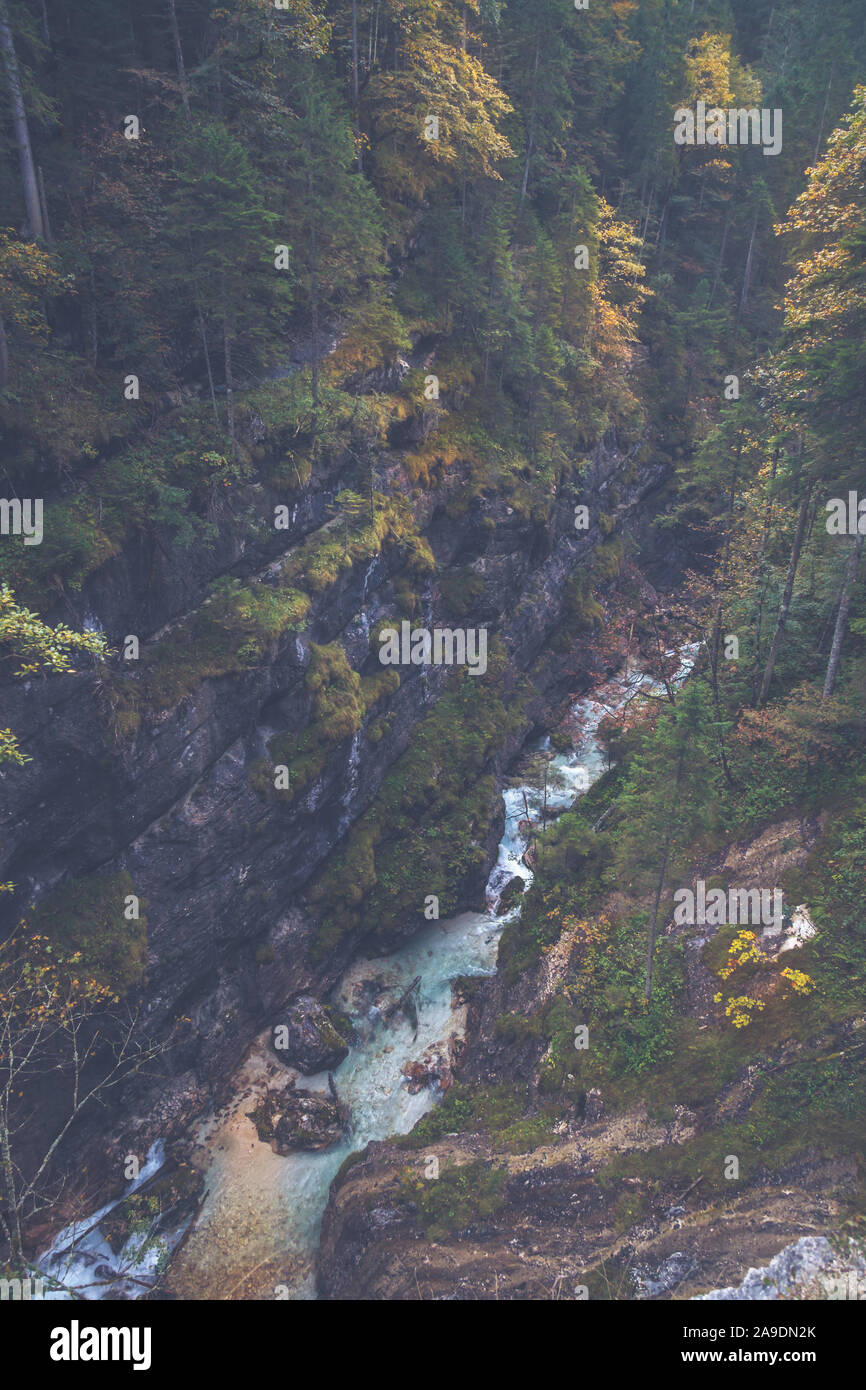 Die partnach - ein gebirgsbach fließt durch eine Schlucht in der Nähe von Garmisch-Partenkirchen. Stockfoto