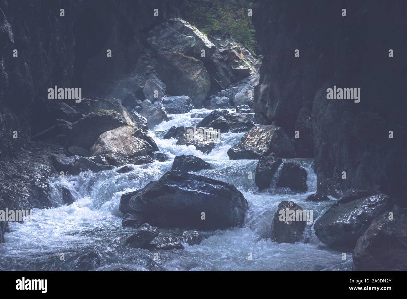 Die partnach - ein gebirgsbach fließt durch eine Schlucht in der Nähe von Garmisch-Partenkirchen. Stockfoto