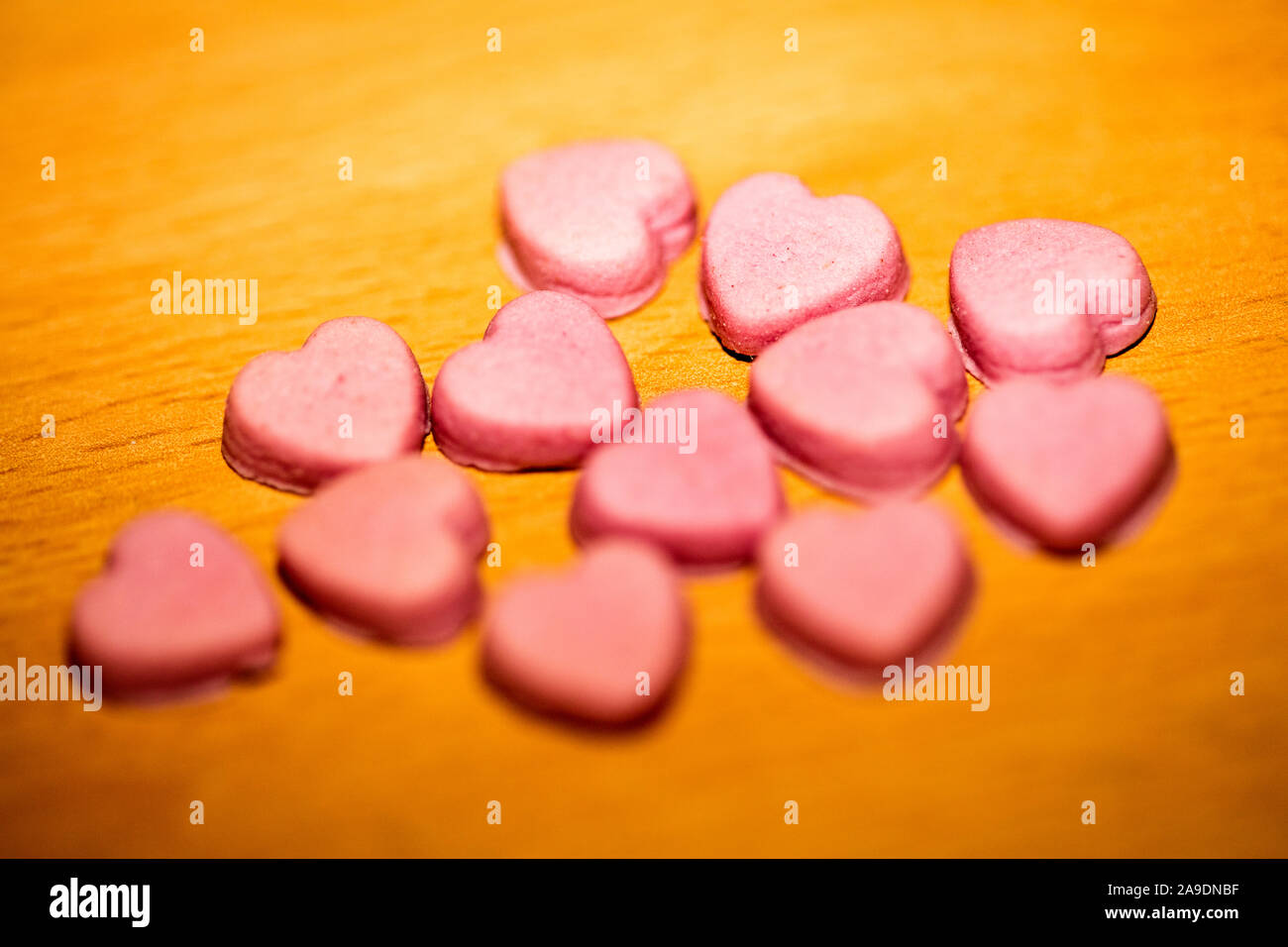 Rosa Herzen hausgemachte Pillen Makro Hintergrund 50 Megapixel exstacy mdma Stockfoto