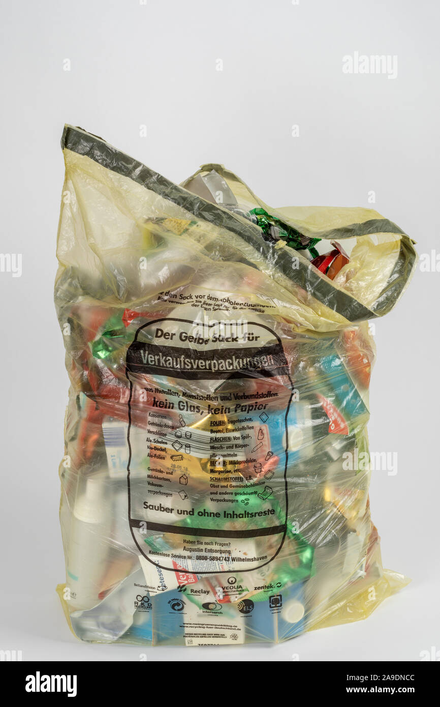 Gelber Sack öffnen, Mülltrennung, Recycling, Stockfoto
