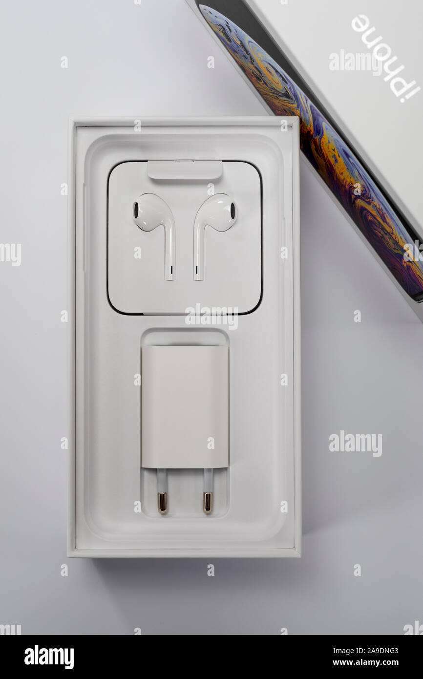 Apple iPhone XS Max, öffnen Sie die Verpackung, Apple Zubehör, Ohrhörer  Kopfhörer USB Power Adapter Stockfotografie - Alamy