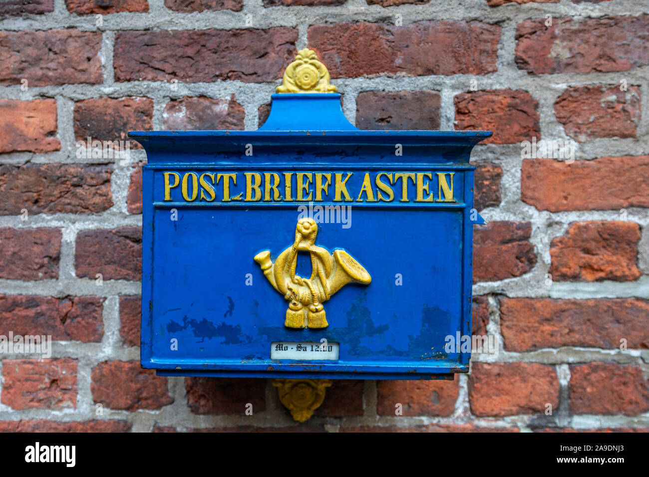 Alte blaue Mail Briefkasten in der Böttcherstraße, Bremen, Deutschland  Stockfotografie - Alamy