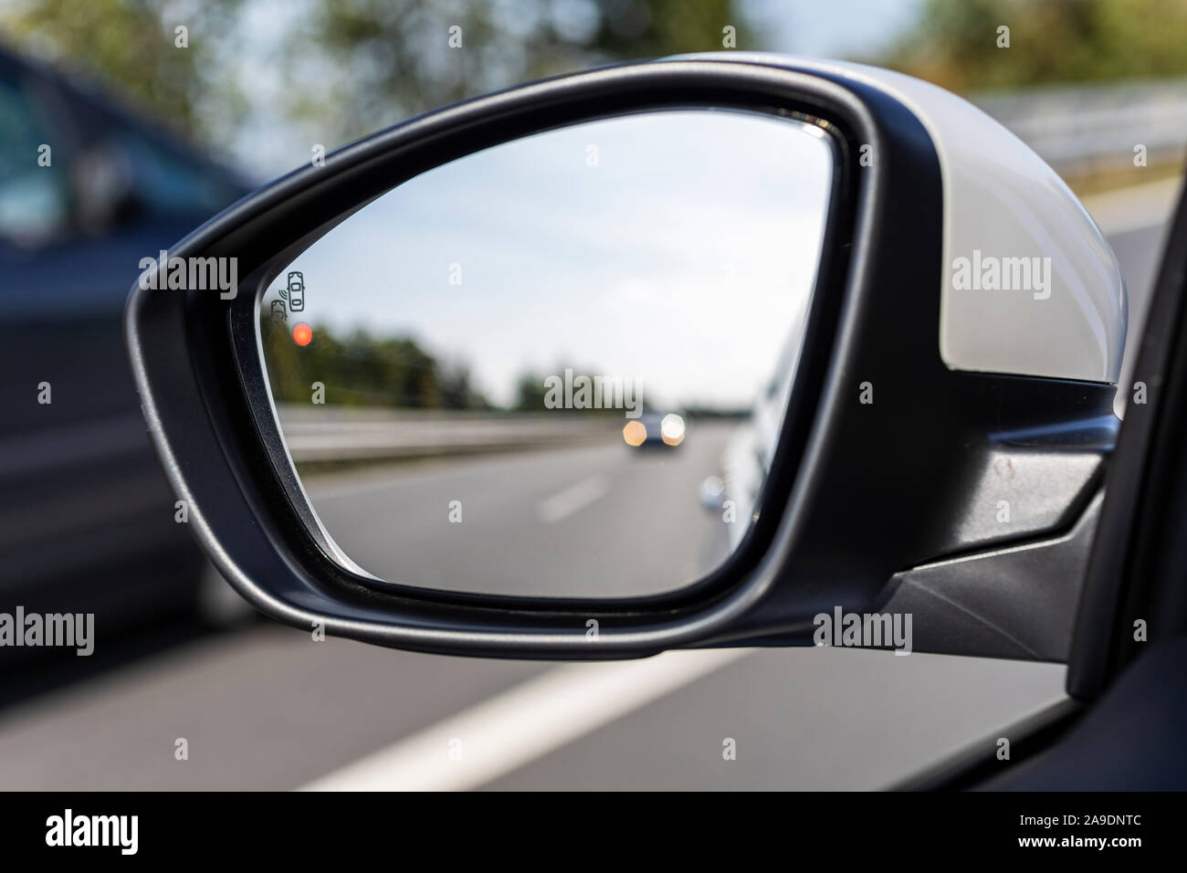 Dangerous road blind spot -Fotos und -Bildmaterial in hoher Auflösung –  Alamy