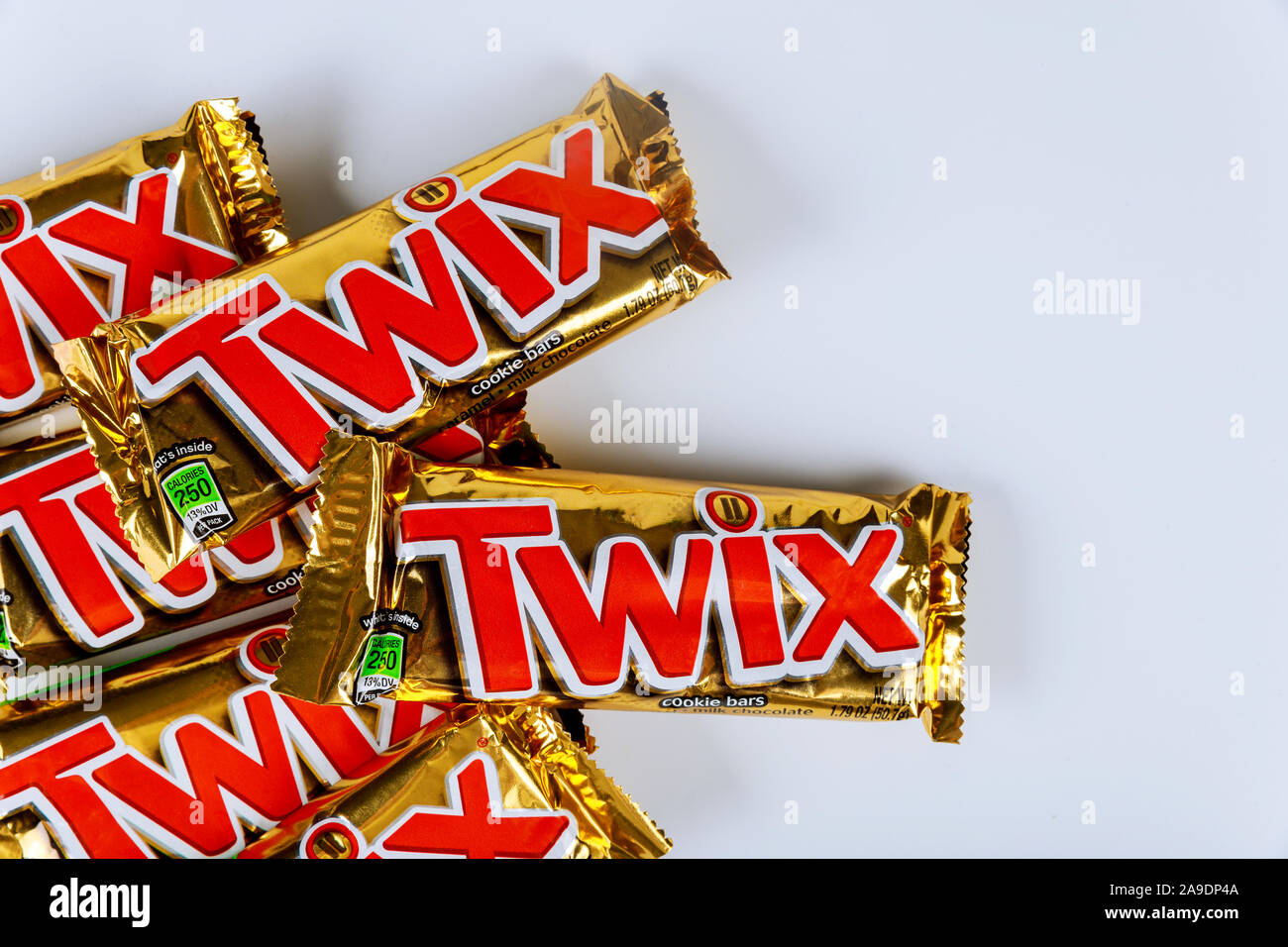 22. OKTOBER 2019 NY USA: Twix Schokoriegel mit Karamel und Milchschokolade von Mars, Inc. auf weißem Hintergrund Stockfoto