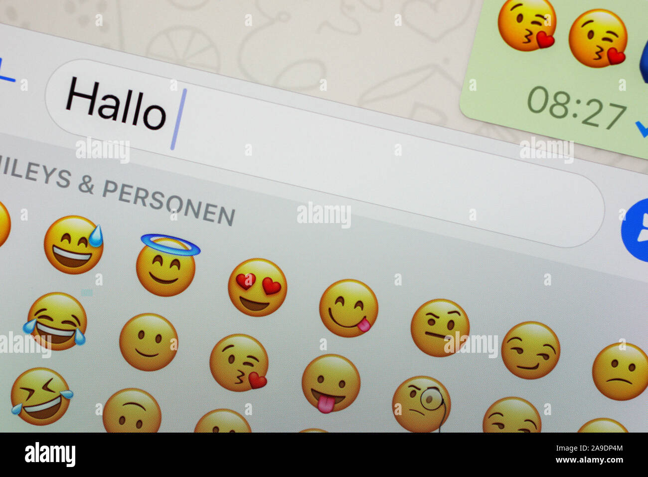 Apple iPhone, Detail, WhatsApp, Text ifield, Meldung "Hallo", Smiley, emoji  Stockfotografie - Alamy