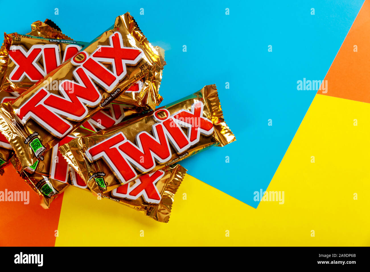 22. OKTOBER 2019 NY USA: Twix ist ein Schokoriegel von Mars, Inc., mit Karamel und Milchschokolade eine Nahaufnahme von Twix cookie bars Schokoriegel orange blau und gelb hinterlegt. Stockfoto