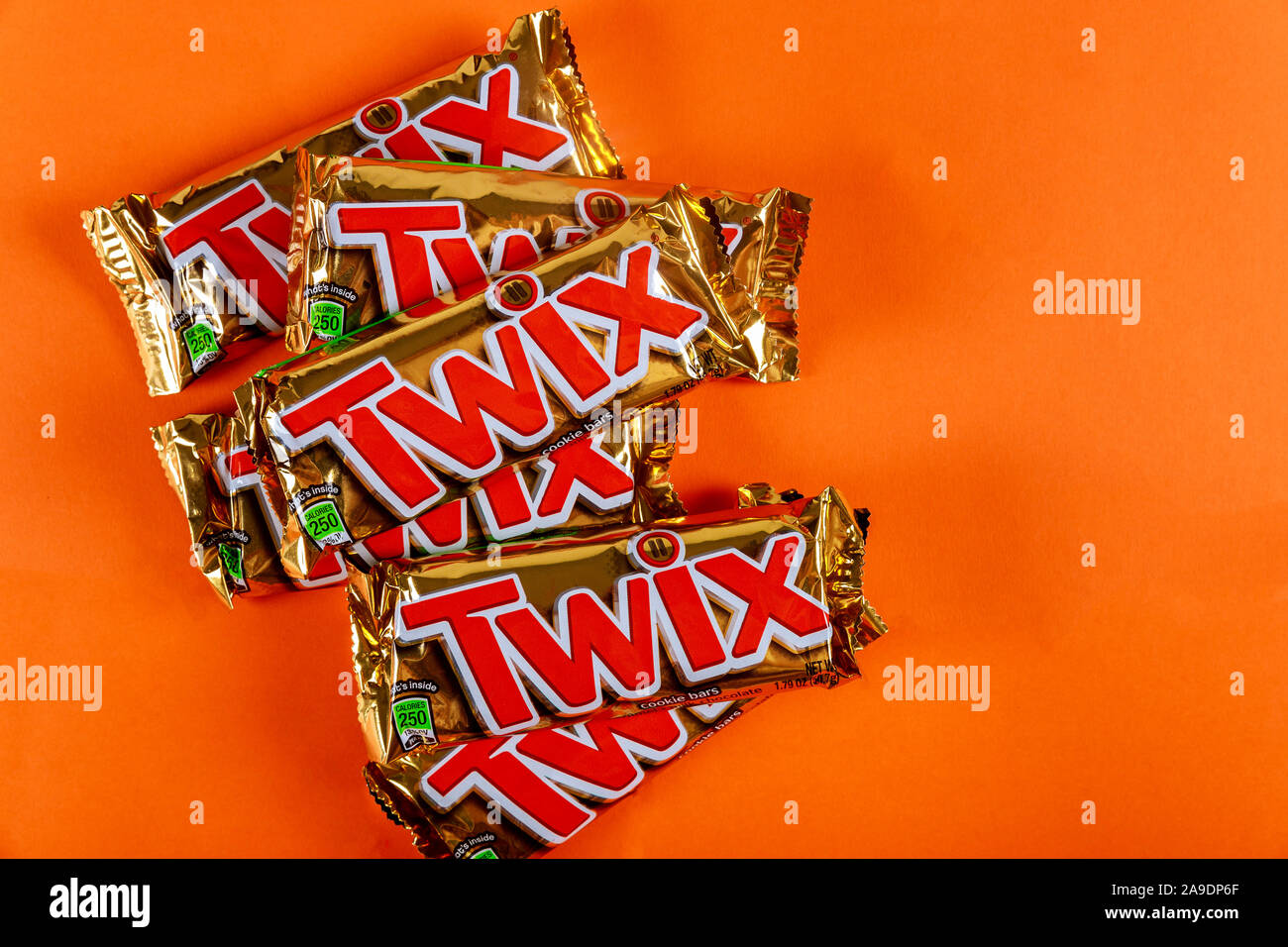 22. OKTOBER 2019 NY USA: Twix Schokoriegel von Mars Incorporated name produziert seit 1991 mit Karamel und Milchschokolade auf orange Hintergrund verwendet wurde. Stockfoto